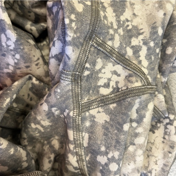 Lululemon Invigorate High-Rise Leggings 25" Sz 4 - Picture 14 of 16